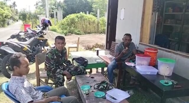 Babinsa Berawang Perkuat Kemanunggalan TNI dengan Warga Melalui Komsos Rutin