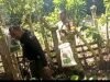 Babinsa Gampong Paya Bantu Petani Panen Cengkeh, Wujud Nyata Kepedulian TNI kepada Masyarakat