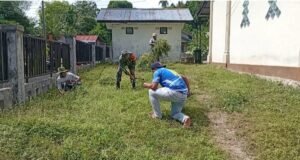Bersihkan Meunasah, Babinsa dan Warga Gampong Aneuk Laot Perkuat Kebersamaan