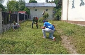 Bersihkan Meunasah, Babinsa dan Warga Gampong Aneuk Laot Perkuat Kebersamaan
