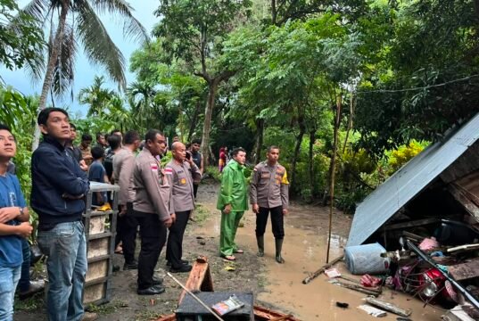 Kapolres Sabang Tinjau Lokasi Longsor dan Bantu Korban Bencana Akibat Cuaca Ekstrem