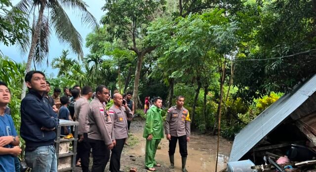 Kapolres Sabang Tinjau Lokasi Longsor dan Bantu Korban Bencana Akibat Cuaca Ekstrem