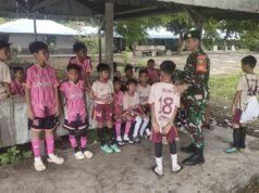 Babinsa Kuta Ateuh Tanamkan Sportivitas kepada Generasi Muda Melalui Sepak Bola