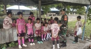 Babinsa Kuta Ateuh Tanamkan Sportivitas kepada Generasi Muda Melalui Sepak Bola