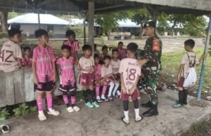 Babinsa Kuta Ateuh Tanamkan Sportivitas kepada Generasi Muda Melalui Sepak Bola