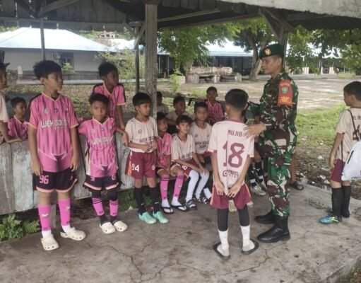 Babinsa Kuta Ateuh Tanamkan Sportivitas kepada Generasi Muda Melalui Sepak Bola