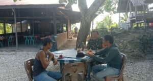 Pererat Kemanunggalan TNI-Rakyat, Babinsa Ujong Kareung Sambangi Warga