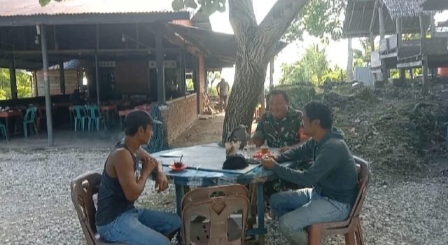 Pererat Kemanunggalan TNI-Rakyat, Babinsa Ujong Kareung Sambangi Warga