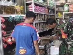 Babinsa Koramil 01/Sukajaya Cek Harga Kebutuhan Pokok di Lapak Pedagang, Pastikan Tetap Stabil