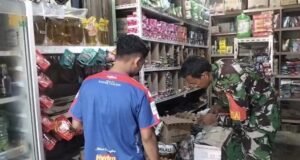 Babinsa Koramil 01/Sukajaya Cek Harga Kebutuhan Pokok di Lapak Pedagang, Pastikan Tetap Stabil