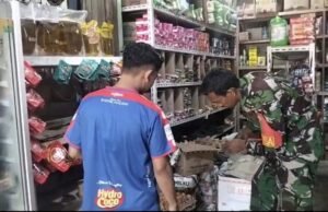 Babinsa Koramil 01/Sukajaya Cek Harga Kebutuhan Pokok di Lapak Pedagang, Pastikan Tetap Stabil