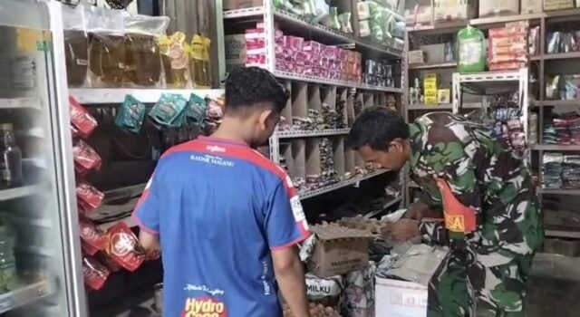 Babinsa Koramil 01/Sukajaya Cek Harga Kebutuhan Pokok di Lapak Pedagang, Pastikan Tetap Stabil