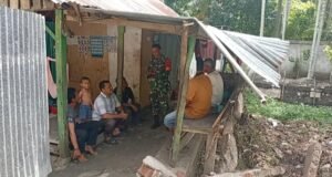 Babinsa Koramil 02/Sukakarya Bersama Keuchik Lakukan Pendataan Warga Kurang Mampu untuk Pastikan Bantuan Tepat Sasaran