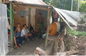 Babinsa Koramil 02/Sukakarya Bersama Keuchik Lakukan Pendataan Warga Kurang Mampu untuk Pastikan Bantuan Tepat Sasaran