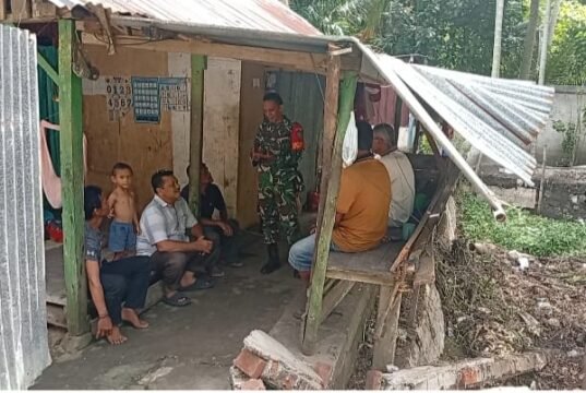 Babinsa Koramil 02/Sukakarya Bersama Keuchik Lakukan Pendataan Warga Kurang Mampu untuk Pastikan Bantuan Tepat Sasaran