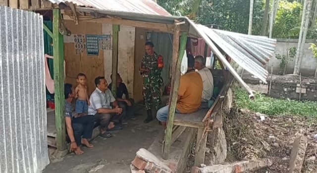 Babinsa Koramil 02/Sukakarya Bersama Keuchik Lakukan Pendataan Warga Kurang Mampu untuk Pastikan Bantuan Tepat Sasaran