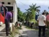 Kebersamaan Tanpa Batas, Babinsa Iboih Bantu Warga Bersihkan Pekarangan Rumah