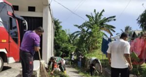 Kebersamaan Tanpa Batas, Babinsa Iboih Bantu Warga Bersihkan Pekarangan Rumah
