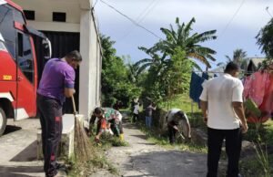 Kebersamaan Tanpa Batas, Babinsa Iboih Bantu Warga Bersihkan Pekarangan Rumah