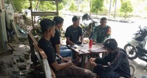 Babinsa Koramil 01/Sukajaya Jalin Komsos Bersama Remaja Gampong Cot Abeuk