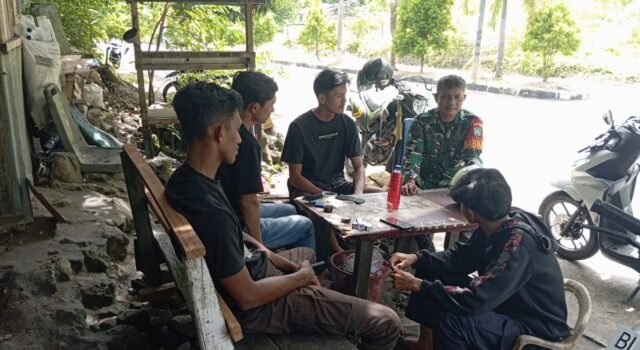 Babinsa Koramil 01/Sukajaya Jalin Komsos Bersama Remaja Gampong Cot Abeuk