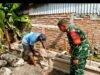 Babinsa Kuta Barat Bantu Warga Cor Slop Pondasi, Wujud Nyata Kepedulian TNI kepada Masyarakat