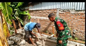 Babinsa Kuta Barat Bantu Warga Cor Slop Pondasi, Wujud Nyata Kepedulian TNI kepada Masyarakat
