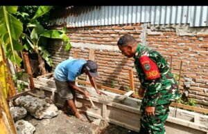 Babinsa Kuta Barat Bantu Warga Cor Slop Pondasi, Wujud Nyata Kepedulian TNI kepada Masyarakat