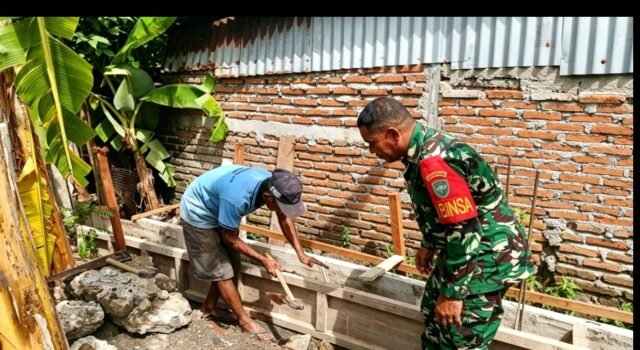 Babinsa Kuta Barat Bantu Warga Cor Slop Pondasi, Wujud Nyata Kepedulian TNI kepada Masyarakat