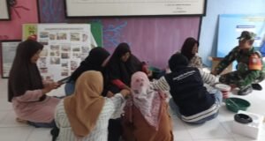 Babinsa Paya Seunara Dukung UMKM, Dampingi PKK Olah Hasil Perikanan Bernilai Ekonomis