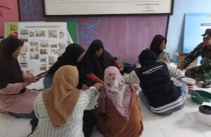 Babinsa Paya Seunara Dukung UMKM, Dampingi PKK Olah Hasil Perikanan Bernilai Ekonomis