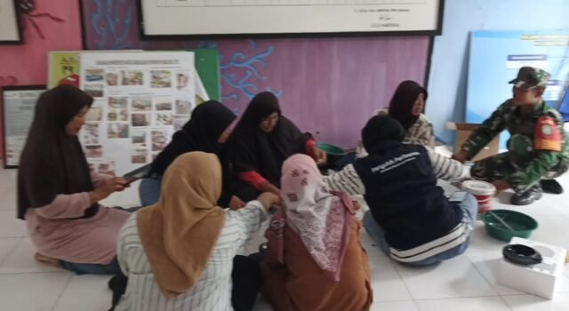 Babinsa Paya Seunara Dukung UMKM, Dampingi PKK Olah Hasil Perikanan Bernilai Ekonomis