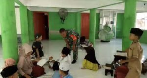 Babinsa Keuneukai Hadir di Tengah Anak-Anak, Menanamkan Akhlak Mulia Melalui Kegiatan Mengaji