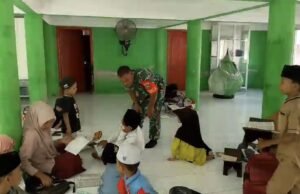 Babinsa Keuneukai Hadir di Tengah Anak-Anak, Menanamkan Akhlak Mulia Melalui Kegiatan Mengaji