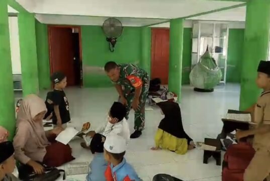 Babinsa Keuneukai Hadir di Tengah Anak-Anak, Menanamkan Akhlak Mulia Melalui Kegiatan Mengaji