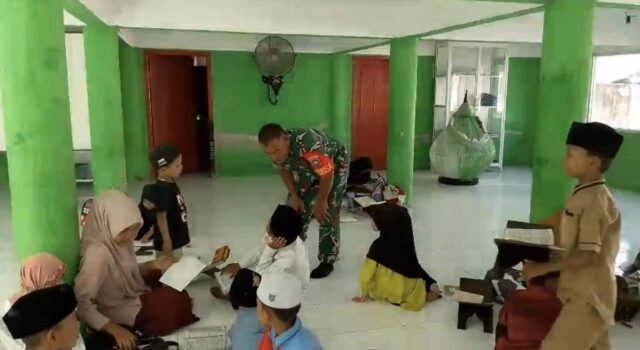 Babinsa Keuneukai Hadir di Tengah Anak-Anak, Menanamkan Akhlak Mulia Melalui Kegiatan Mengaji