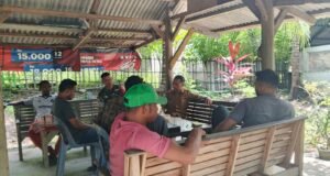 Babinsa Jaboi Komsos Dengan Warga, Hadapi Cuaca Ekstrem Nelayan Diminta Lebih Waspada