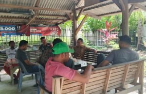 Babinsa Jaboi Komsos Dengan Warga, Hadapi Cuaca Ekstrem Nelayan Diminta Lebih Waspada