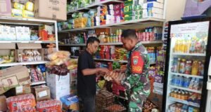 Pantau Kebutuhan Pokok, Babinsa Kuta Barat Pastikan Stok Sembako Aman di Wilayah Binaan