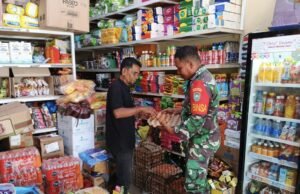 Pantau Kebutuhan Pokok, Babinsa Kuta Barat Pastikan Stok Sembako Aman di Wilayah Binaan