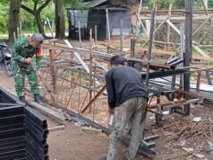 Babinsa Cot Abeuk Gotong Royong Bersama Pekerja KDKMP Ciptakan Lingkungan Kerja yang Bersih