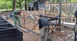 Babinsa Cot Abeuk Gotong Royong Bersama Pekerja KDKMP Ciptakan Lingkungan Kerja yang Bersih