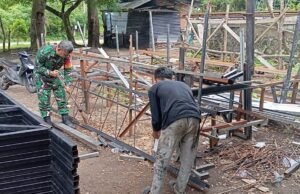 Babinsa Cot Abeuk Gotong Royong Bersama Pekerja KDKMP Ciptakan Lingkungan Kerja yang Bersih