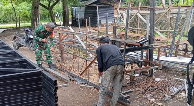 Babinsa Cot Abeuk Gotong Royong Bersama Pekerja KDKMP Ciptakan Lingkungan Kerja yang Bersih