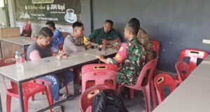 Ngobrol Santai, Babinsa Paya Seunara Bangun Kedekatan dengan Warga