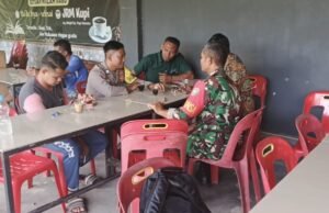 Ngobrol Santai, Babinsa Paya Seunara Bangun Kedekatan dengan Warga