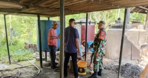 Babinsa Koramil 02/Sukakarya Dampingi Komunitas Penyuling Nilam, Waspadai Risiko Kebakaran