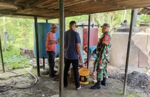 Babinsa Koramil 02/Sukakarya Dampingi Komunitas Penyuling Nilam, Waspadai Risiko Kebakaran