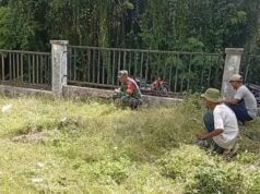 Ciptakan Tempat Ibadah yang Bersih, Babinsa Aneuk Laot dan Warga Bersihkan Lingkungan Meunasah