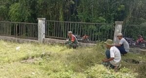 Ciptakan Tempat Ibadah yang Bersih, Babinsa Aneuk Laot dan Warga Bersihkan Lingkungan Meunasah